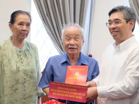 Lãnh đạo TP.HCM thăm nhà các văn nghệ sĩ và nghệ sĩ ở Trung tâm dưỡng lão Thị Nghè