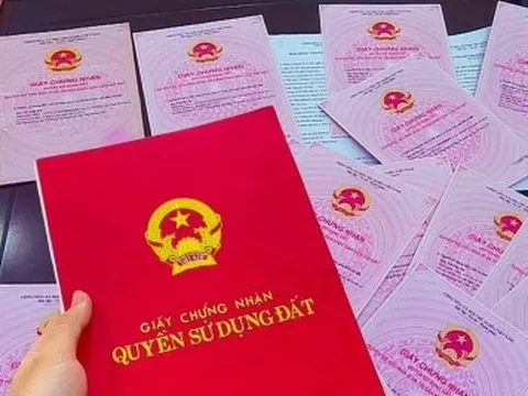 Yêu cầu dân phải photo sổ đỏ: Xã, phường đang 'đi lùi thời đại'?