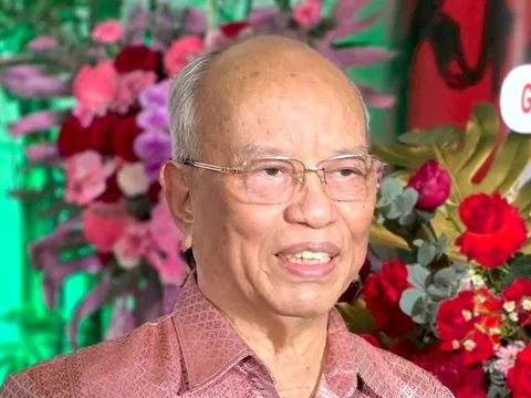 Ở tuổi 85, giáo sư Trình Quang Phú vẫn viết về Bác Hồ như dòng sông cuộn chảy