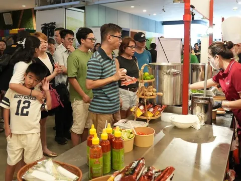 Hàng chục ngàn người đến Vietnam Phở Festival, người Singapore quá mê phở Việt