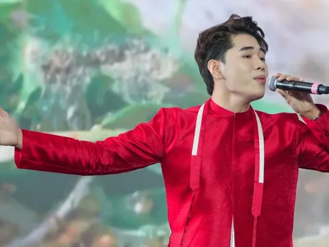 Hát ‘Một vòng Việt Nam’ ở Vietnam Phở Festival tại Singapore: Tự hào, thiêng liêng vô cùng