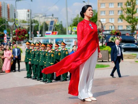 Phu nhân Ngô Phương Ly quảng bá áo dài Việt qua các hoạt động ngoại giao