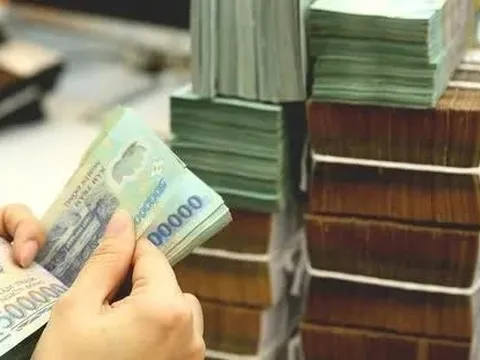 Thu ngân sách hơn 2 triệu tỷ đồng, vượt dự toán cả năm