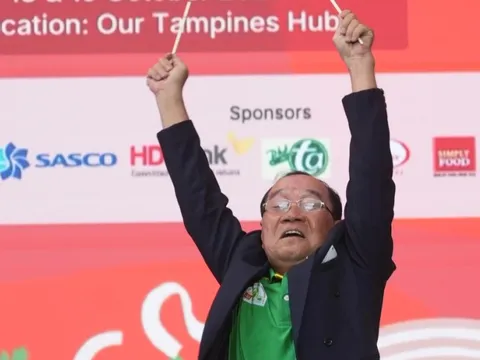 'Quái kiệt' Mai Đình Tới diễn nhạc cụ tự chế ở Vietnam Phở Festival, khán giả nghe xong đòi nghe nữa