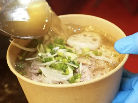 Phở sen, chén cơm nguội và nước mắm của một người Việt xa xứ ở Singapore