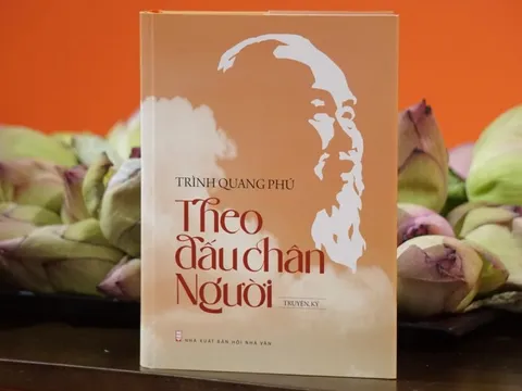 'Theo dấu chân Người' tái bản lần 9, có bản tiếng Anh