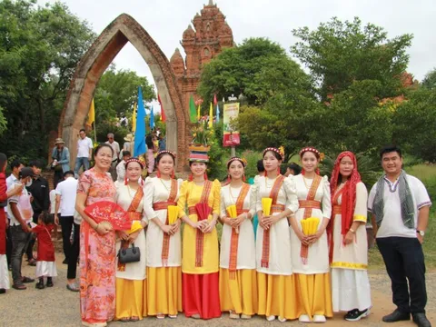 Du khách say mê với sắc màu lễ hội Katê 2025