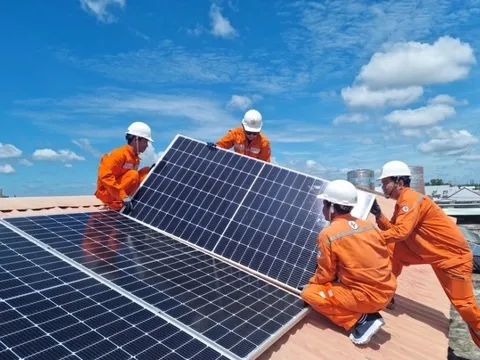 Đề xuất bỏ quy định người dân lắp điện mặt trời mái nhà phải báo với EVN