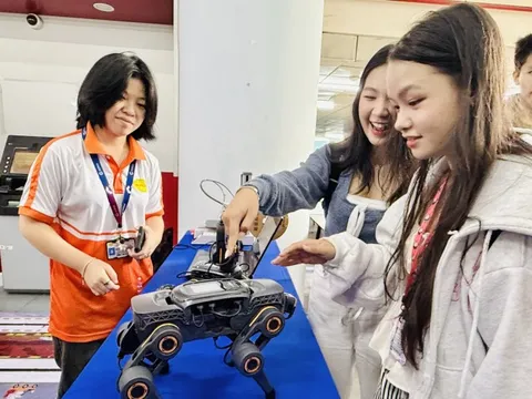 Tân sinh viên hào hứng với robot biết tương tác với người