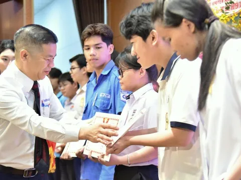 Trao 345 học bổng khuyến tài cho sinh viên TP.HCM