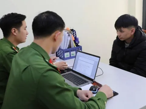 Không chấp hành hiệu lệnh đo nồng độ cồn, thanh niên tông cảnh sát gãy xương gót chân