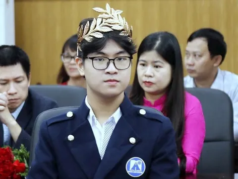Chủ tịch Hà Nội tặng bằng khen cho quán quân Đường lên đỉnh Olympia Trần Bùi Bảo Khánh