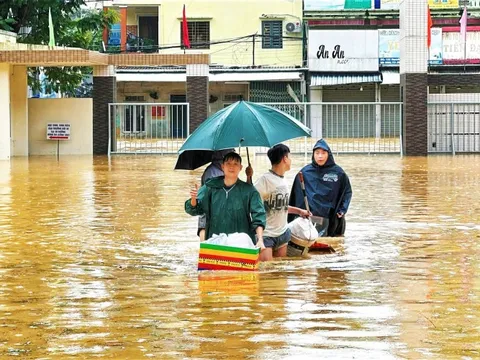 Thầy cô lội nước nấu cơm cho sinh viên giữa tâm lũ Huế