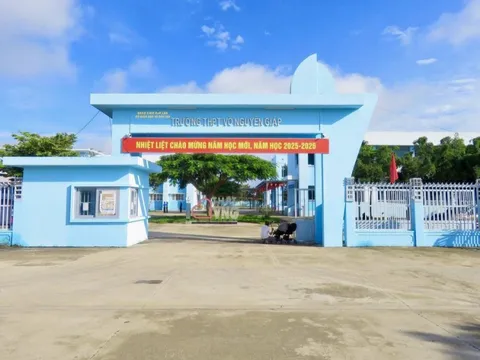 Buộc thôi việc thầy giáo bóp cổ đồng nghiệp