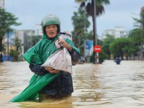 Hướng dẫn kỹ năng ứng phó thiên tai bằng hình thức gần gũi như tờ rơi ở chợ, diễn tập trong làng