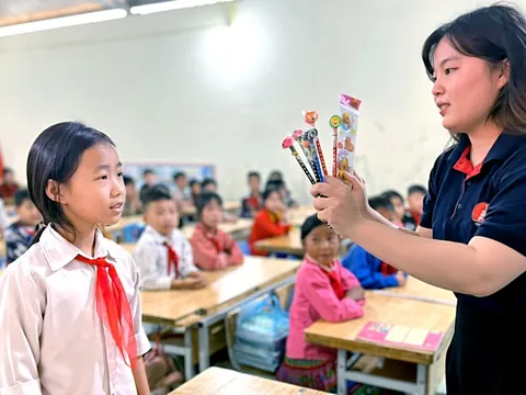 Bắt buộc dạy tiếng Anh từ lớp 1: Tìm đâu ra 30.000 giáo viên?