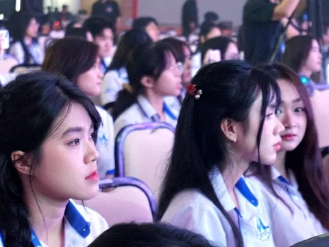 Chuyển lẵng hoa mừng khai giảng thành kinh phí ủng hộ đồng bào miền Trung ảnh hưởng bão lũ