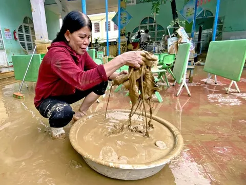 Xót xa cảnh thầy cô giáo vùng rốn lũ Đà Nẵng cọ rửa từng lớp bùn tìm lại đồ dùng cho học sinh