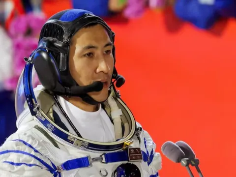 Trung Quốc đưa phi hành gia trẻ nhất lên Trạm Thiên Cung