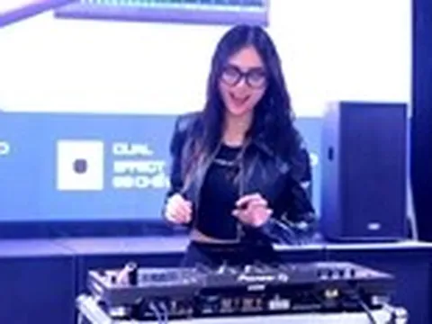 Người Hà Nội đội mưa đi xem triển lãm âm thanh, ánh sáng Plase Show 2025