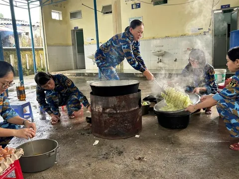 Ba ngôi trường ở Đà Nẵng sáng còn bê bết bùn, tối đã sạch trơn khiến người dân vùng lũ bất ngờ