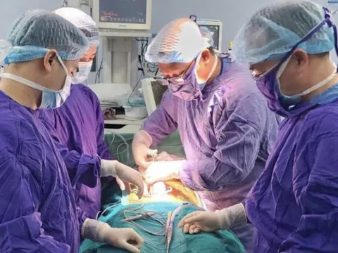 Đá bóng bị ngã, nam thanh niên mất một bên tinh hoàn vì chần chừ đi khám