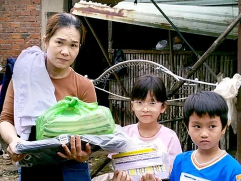 Thương lắm cô trò, mẹ con gom sách vở gửi học sinh vùng lũ