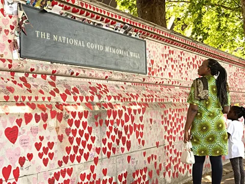 Đài tưởng niệm nạn nhân COVID-19: Những trái tim đỏ bên bờ sông Thames