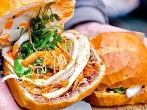 Hơn 40 người đi cấp cứu do ngộ độc sau khi ăn bánh mì tại phường Hạnh Thông, TP.HCM