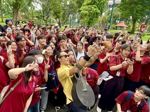 Tiết học ngoài trời sôi động của sinh viên Trường ĐH Nguyễn Tất Thành và ca sĩ Phạm Anh Khoa