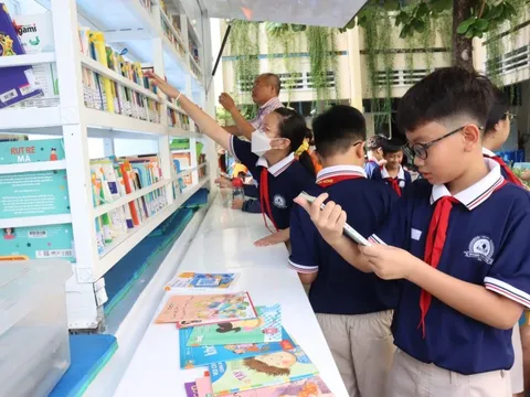 Trường xin không nhận hoa ngày 20-11, mong được đổi thành sách, tập cho học trò