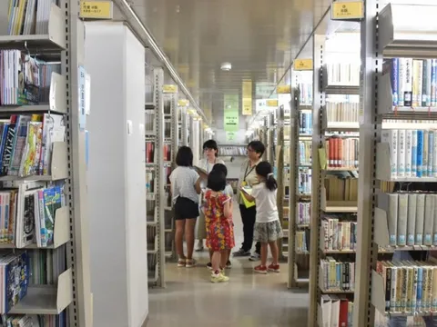 Nửa số học sinh Nhật Bản không đọc sách, smartphone 'chiếm hết thời gian'