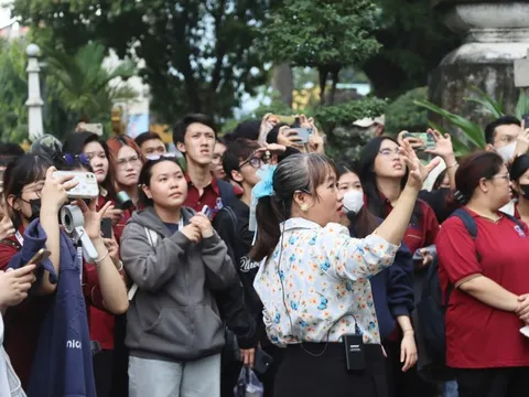 Sinh viên Trường đại học Nguyễn Tất Thành vừa học nghề, vừa học sử tại lăng Ông Bà Chiểu