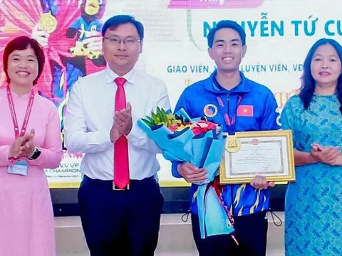 Tuyên dương thầy giáo Nguyễn Tứ Cường đoạt huy chương vàng Giải vô địch Vovinam Thế giới