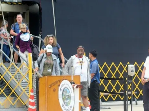 Hai siêu du thuyền hạng sang đưa 3.100 khách du lịch quốc tế đến Quảng Ninh