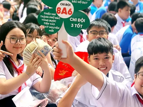 Nhiều trường xin không nhận hoa ngày nhà giáo, mong đổi thành quỹ học bổng cho học sinh miền Trung