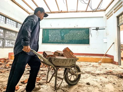 Trường lớp vùng tâm bão Kalmaegi khẩn trương dọn dẹp, nhiều thiết bị hư hỏng