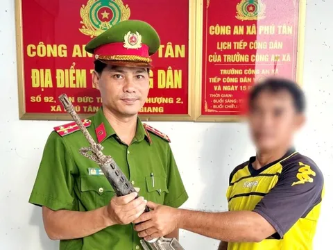 Người dân tự nguyện giao nộp 2 khẩu súng cho Công an Phú Tân