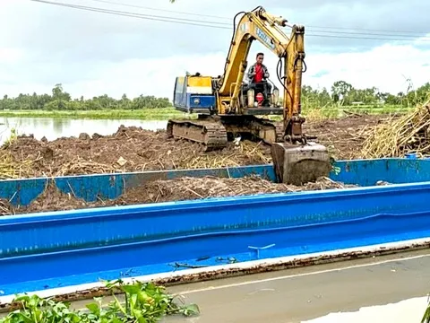 Cần Thơ: Xử phạt người khai thác đất bờ kênh