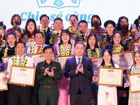 Vinh danh 80 'ngọn đèn biên cương' bền bỉ gieo chữ nơi phên giậu Tổ quốc