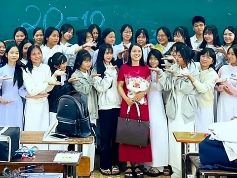 Những người thầy lặn lội xin từng suất học bổng, quần áo, xe đạp cũ cho trò nghèo