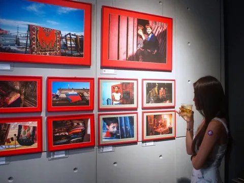 Ba nhiếp ảnh gia Trần Thanh Thảo, Hoàng Lê Giang và Tín Phùng kể chuyện về Đỏ