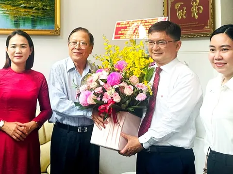 Lãnh đạo TP.HCM thăm thầy Dương Ái Phương, tri ân cố GS Trần Văn Giàu