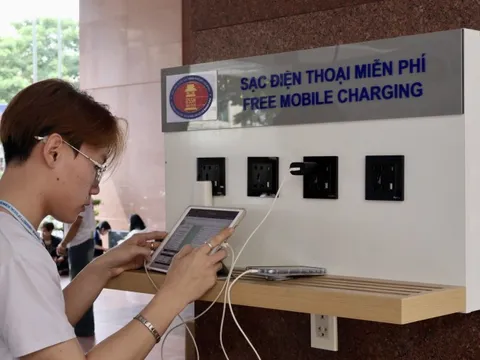 Sinh viên Trường đại học Khoa học xã hội và Nhân văn TP.HCM thích thú với trạm sạc pin miễn phí