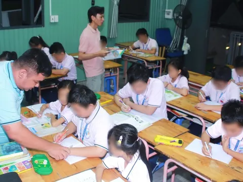 Ấm áp lớp học 0 đồng của phó trưởng khu phố ở TP.HCM