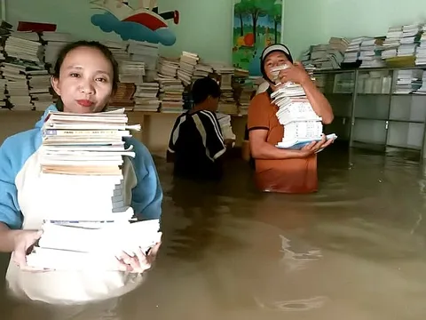 Đắk Lắk: Thầy cô dọn lũ đón học sinh trở lại trường