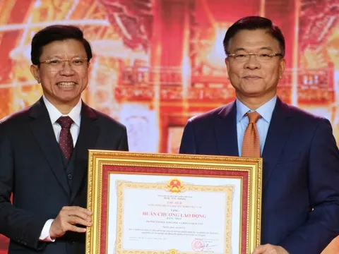Trường đại học Khoa học xã hội và Nhân văn đón nhận Huân chương Lao động hạng nhất