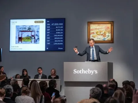 Một nữ họa sĩ vừa lập kỷ lục đấu giá tranh với 54,7 triệu USD