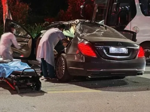 Vụ xe Mercedes Maybach tông vào xe khách: Người đàn ông ngồi ghế sau trong xe sang tử vong