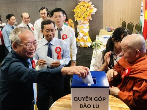 Hội Hữu nghị Việt Nam - Ấn Độ TP.HCM quyên góp ủng hộ miền Trung